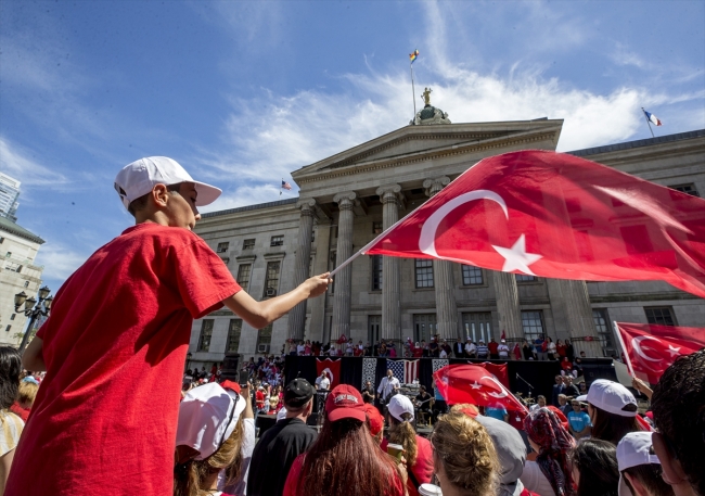 New York'ta bu yaz her yer kırmızı beyaza büründü