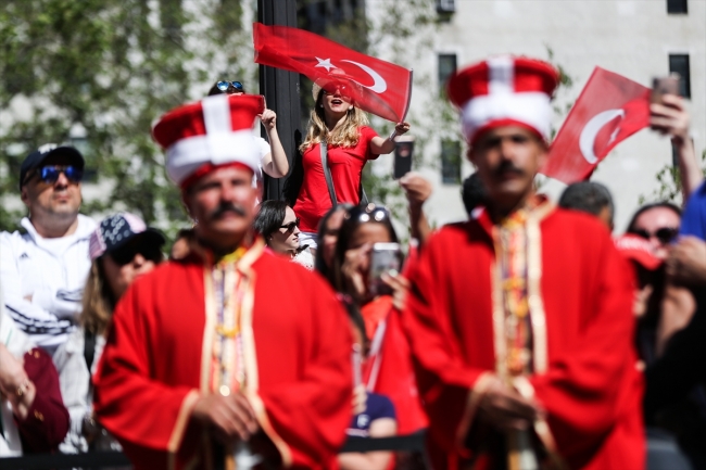 New York'ta bu yaz her yer kırmızı beyaza büründü