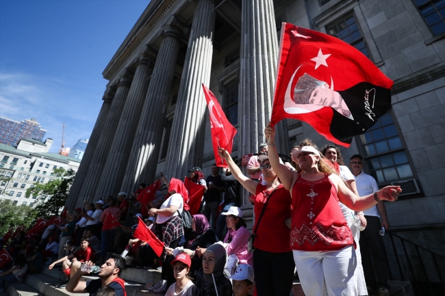 New York'ta bu yaz her yer kırmızı beyaza büründü