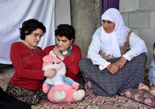 Kalp hastası anne ömrünü engelli çocuklarına adadı