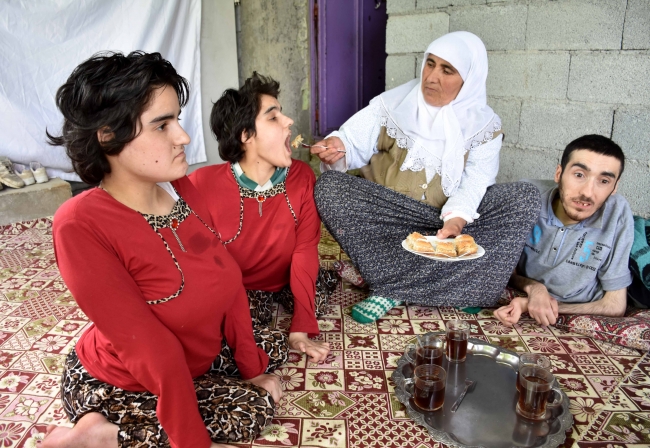 Kalp hastası anne ömrünü engelli çocuklarına adadı