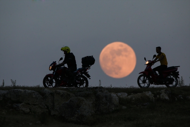 Dolunay ışığında motosiklet sürdüler