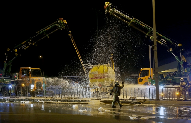 Avcılar'da akaryakıt yüklü tanker devrildi: 1 yaralı