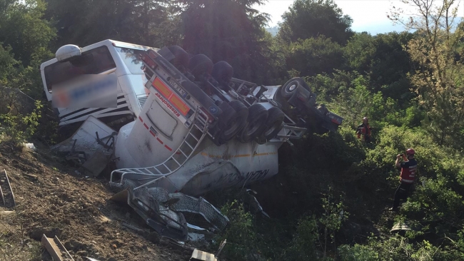 Otoyolda zincirleme trafik kazası: 1 ölü, 5 yaralı