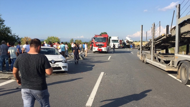 Otoyolda zincirleme trafik kazası: 1 ölü, 5 yaralı