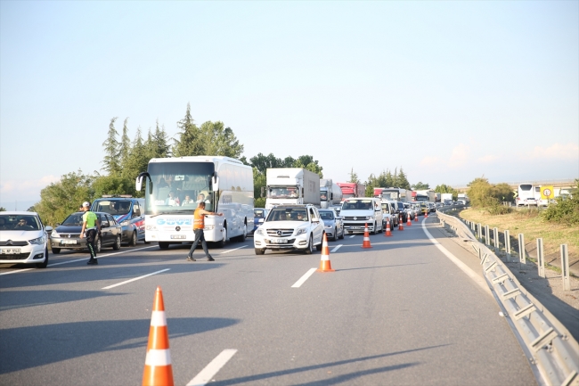 Otoyolda zincirleme trafik kazası: 1 ölü, 5 yaralı