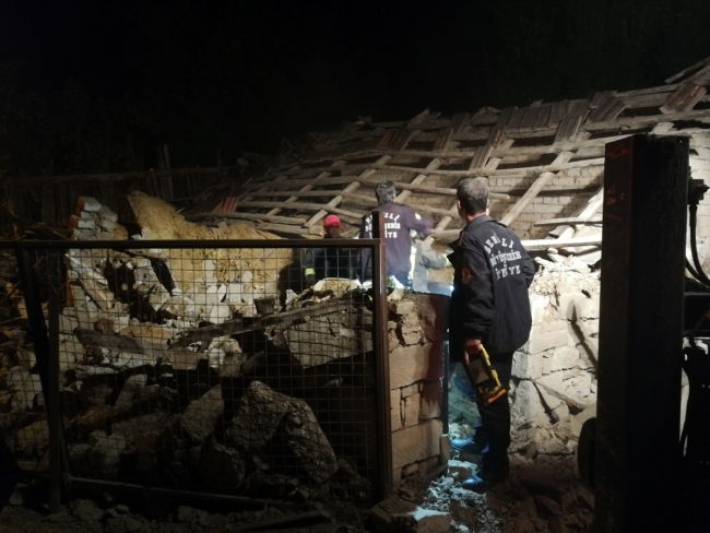 İnekleri kurtarmak isteyen itfaiye eri göçük altında kaldı