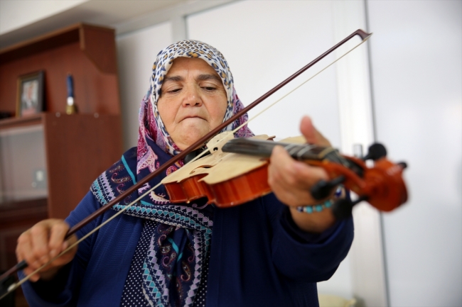 Çocukluk hayali kemanı 60 yaşında çalmaya başladı