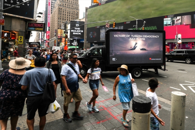 15 Temmuz New York'ta dijital ekranlı kamyonetle anlatıldı