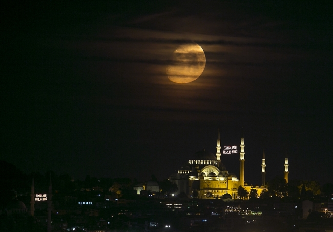 15 Temmuz için mahyalar ışıklandırıldı