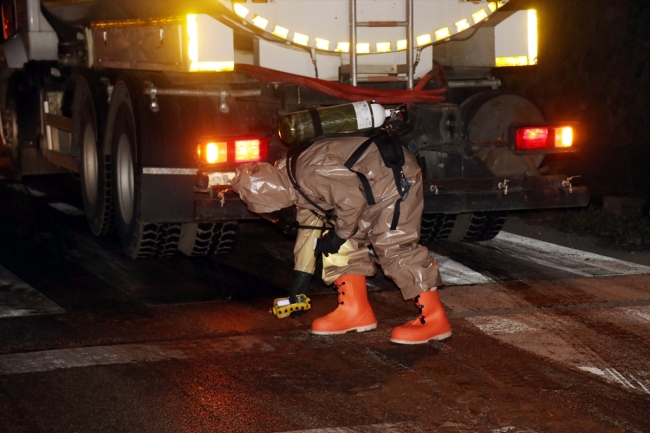 Yola dökülen kağıt rulolar trafiği aksattı