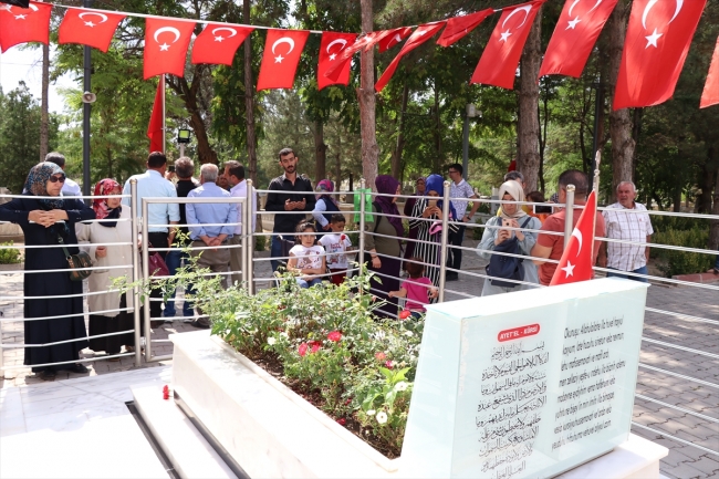 Kahraman şehit Ömer Halisdemir'in kabrinde ziyaretçi yoğunluğu