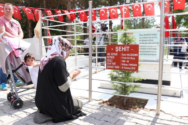 Kahraman şehit Ömer Halisdemir'in kabrinde ziyaretçi yoğunluğu