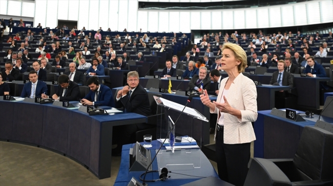 AB Komisyonu Başkanlığına Ursula von der Leyen atandı