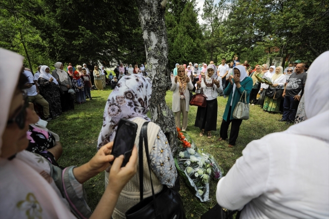 Kurşuna dizilen Srebrenitsalı Boşnaklar unutulmadı