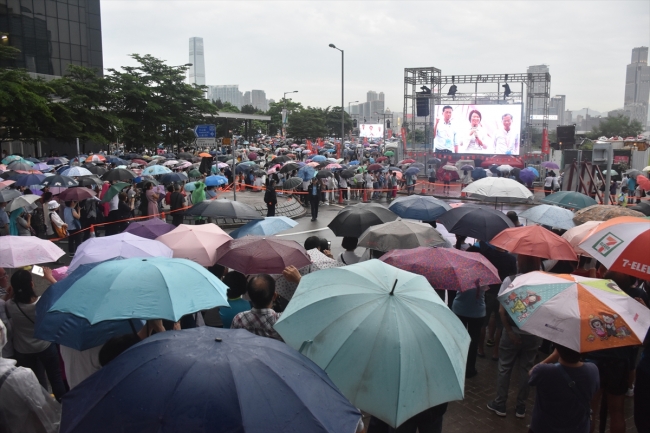 Hong Kong'da hükümet taraftarları polise destek için toplandı