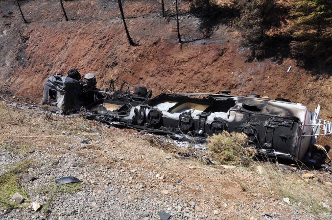 Kahramanmaraş'ta yakıt tankeri devrilerek alev aldı