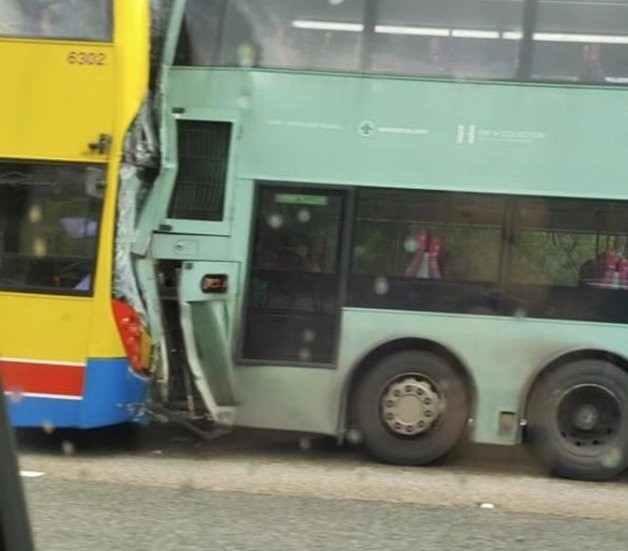 Hong Kong'da iki otobüs çarpıştı: 77 yaralı