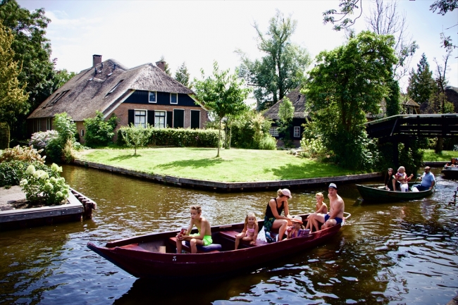 Kanalları ve rengarenk çiçekleriyle Giethoorn köyü