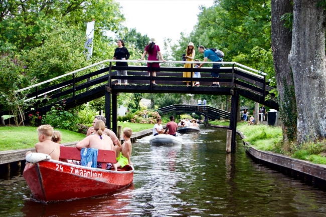 Kanalları ve rengarenk çiçekleriyle Giethoorn köyü