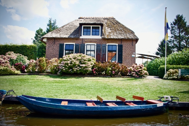 Kanalları ve rengarenk çiçekleriyle Giethoorn köyü