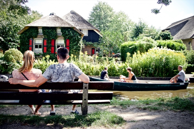 Kanalları ve rengarenk çiçekleriyle Giethoorn köyü