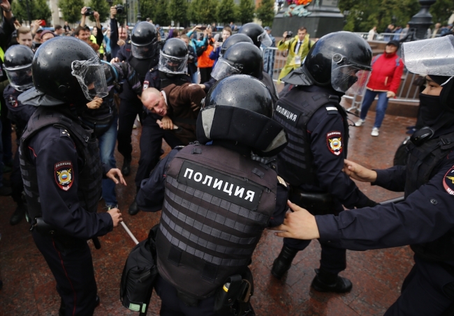 Rusya'daki seçim protestosunda 700 kişi gözaltına alındı