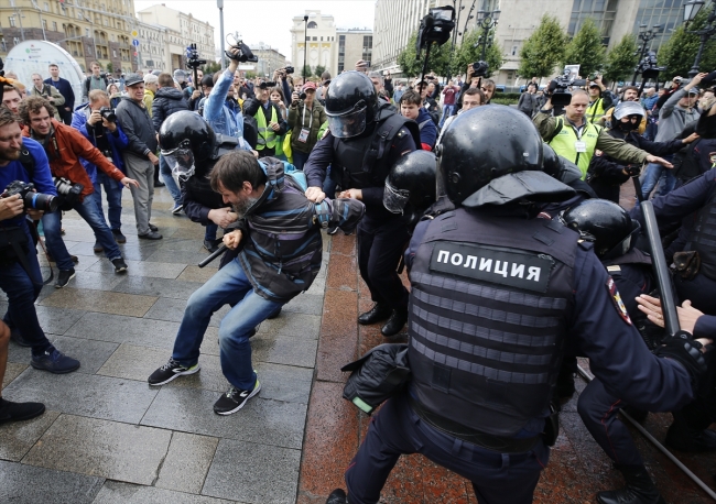 Rusya'daki seçim protestosunda 700 kişi gözaltına alındı