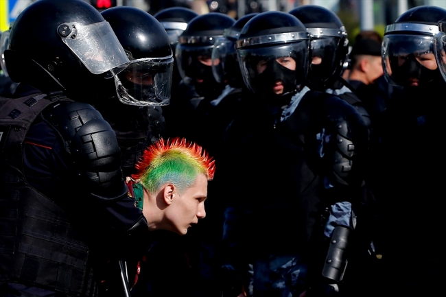 Rusya'daki seçim protestosunda 700 kişi gözaltına alındı