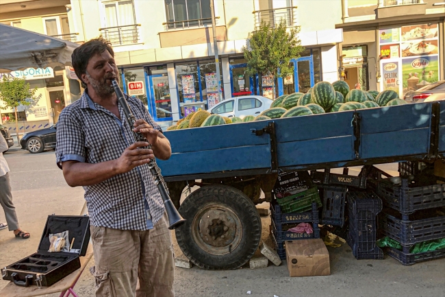 Karpuz ve kavununu klarnet eşliğinde satıyor