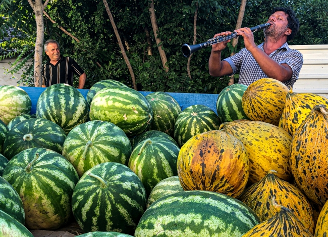 Karpuz ve kavununu klarnet eşliğinde satıyor