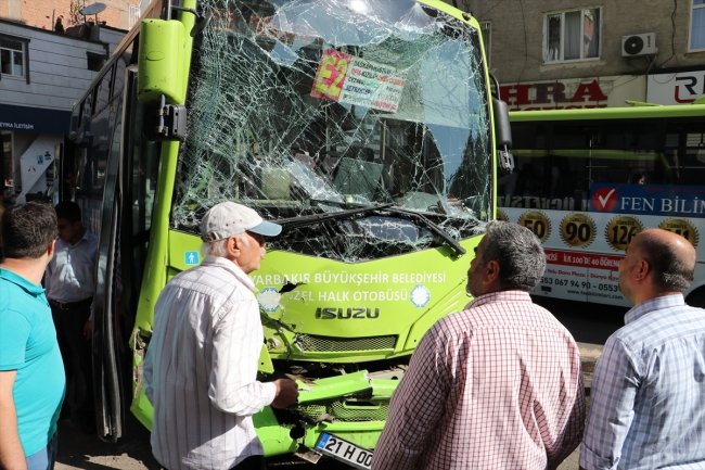 Diyarbakır'da halk otobüsü ile iş makinesi çarpıştı: 5 yaralı