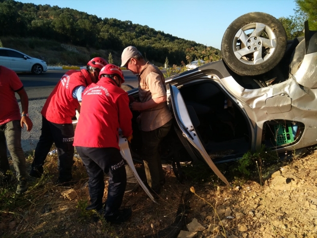 Balıkesir'de otomobil şarampole devrildi: 3 yaralı