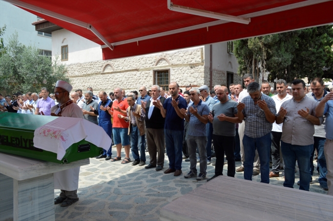 Kaldırımda yürürken üzerine cam düşen kadın öldü