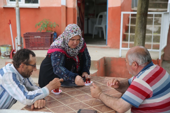 Köy kahvehanesini anne kız işletiyor