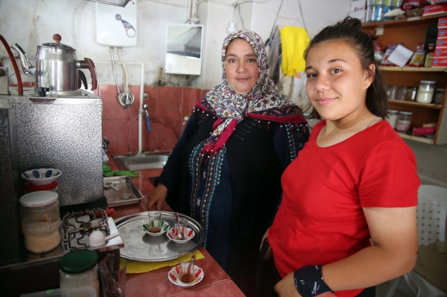 Köy kahvehanesini anne kız işletiyor