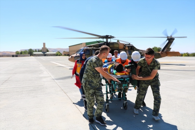 Siirt'te kayalıklardan düşen çoban, helikopterle kurtarıldı