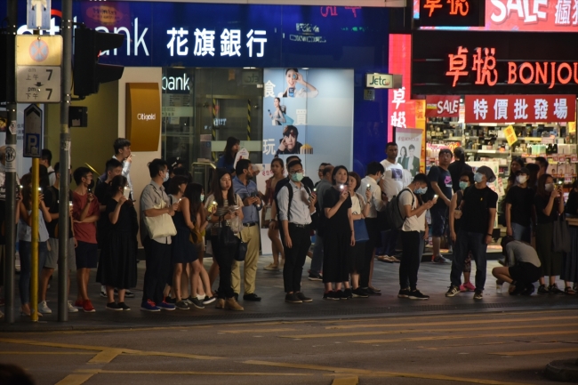 Hong Kong'daki protestocular "insan zinciri" oluşturdu