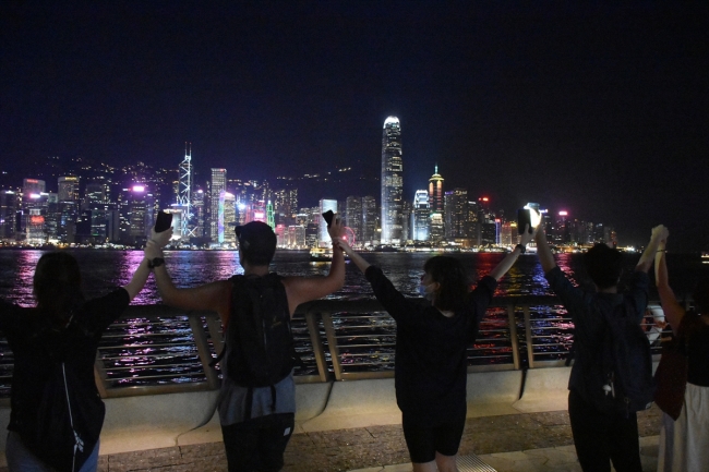 Hong Kong'daki protestocular "insan zinciri" oluşturdu