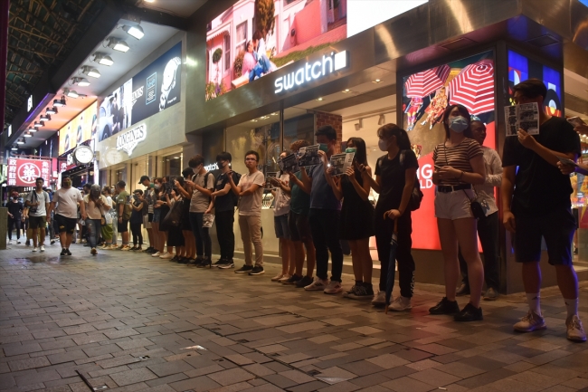 Hong Kong'daki protestocular "insan zinciri" oluşturdu