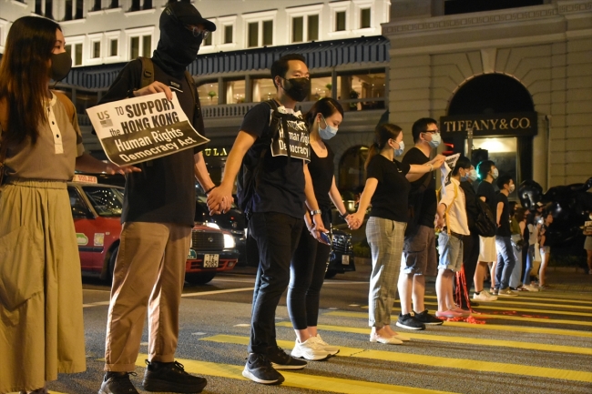 Hong Kong'daki protestocular "insan zinciri" oluşturdu