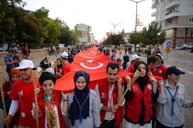 Ahlat'ta 1071 metrekare Türk bayrağıyla "fener alayı"