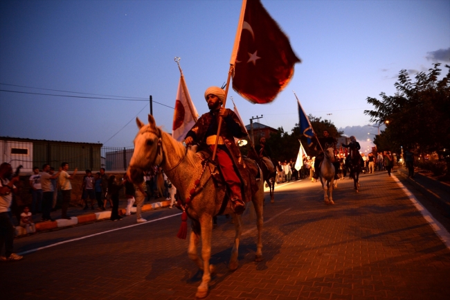 Ahlat'ta 1071 metrekare Türk bayrağıyla "fener alayı"