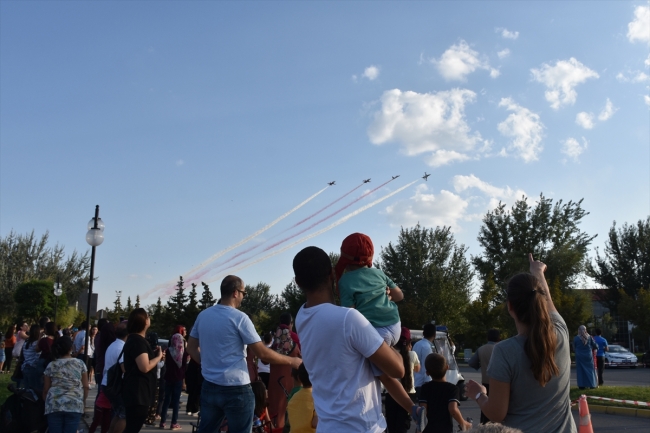 Türk Yıldızları "Büyük Taarruz" için uçtu