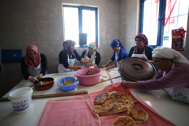 Kardeşler köyünün kadınları fırını kardeşlik için yakıyor