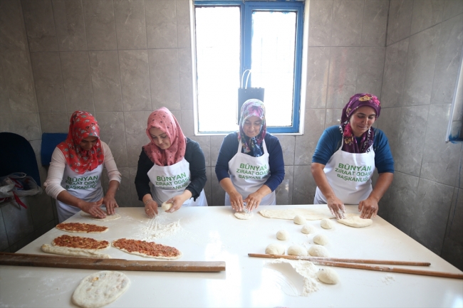 Kardeşler köyünün kadınları fırını kardeşlik için yakıyor