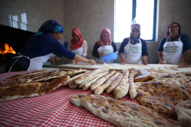 Kardeşler köyünün kadınları fırını kardeşlik için yakıyor