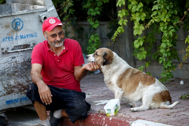 Çöpten çıkan oyuncaklarla çocukların yüzünü güldürüyor