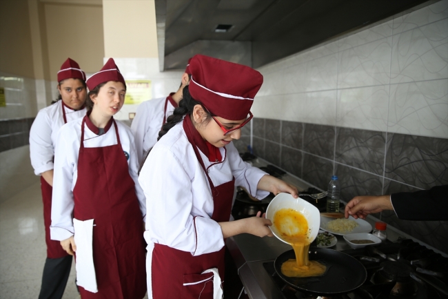 Özel öğrenciler yemek yapmak için okulun mutfağına girdi