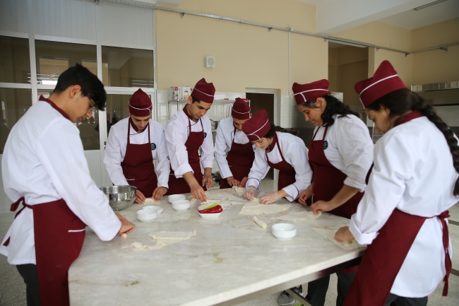 Özel öğrenciler yemek yapmak için okulun mutfağına girdi